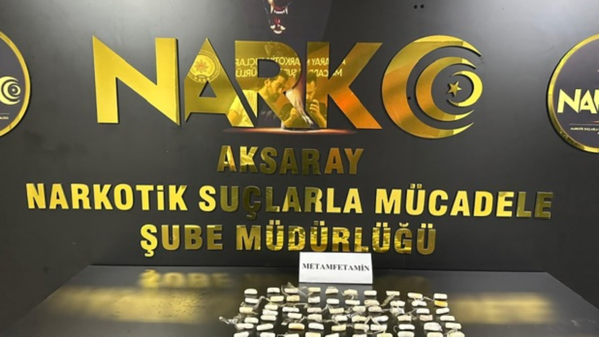 Aksaray'da polisi görünce uyuşturucuyu yuttular