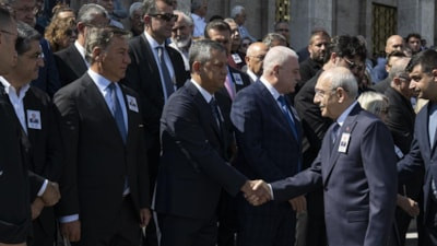 Kemal Kılıçdaroğlu ile Özgür Özel, Yeni Parti'nin kuruluşundan bu yana ilk defa tokalaştı