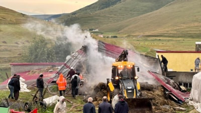 Ardahan'da ahır ve depoda yangın
