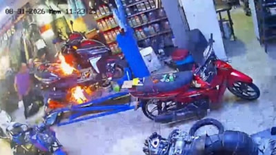 Manisa'da motosiklet tamirhanesinde şaşırtan anlar: Alevleri üfleyerek söndürdü