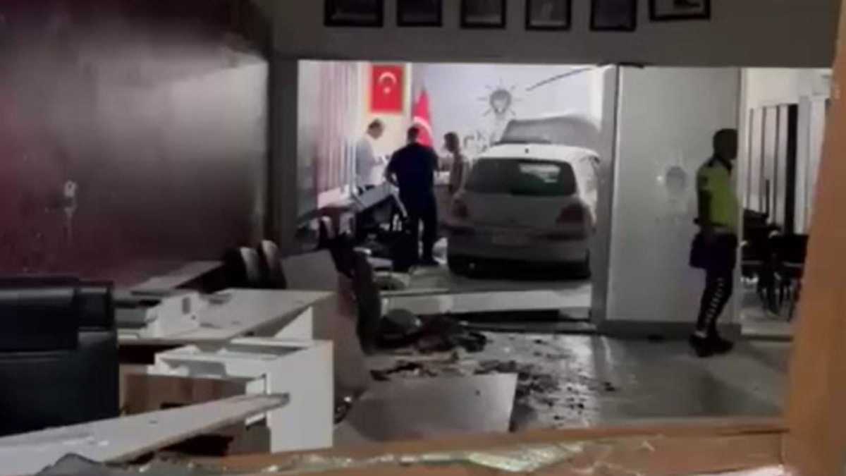 Manisa'da AK Parti binasına otomobil daldı: 1 yaralı