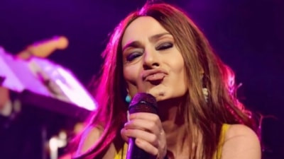 Yıldız Tilbe İstiklal Marşı'nı okudu! 200 bin kişi eşlik etti