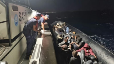 Aydın açıklarında lastik botta 22 düzensiz göçmen yakalandı