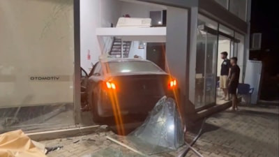 Mersin'de otomobilin iş yerine daldığı anlar kamerada