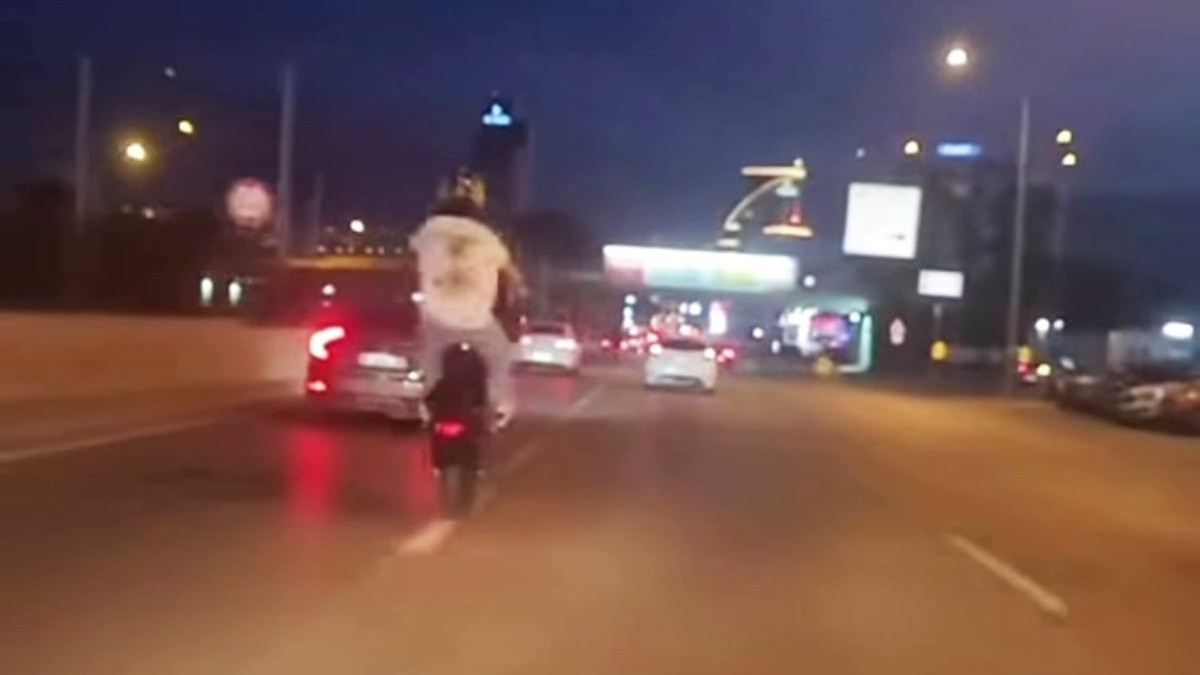 Bursa'da plakasız motosiklet sürücüsünün tehlikeli hareketi kamerada