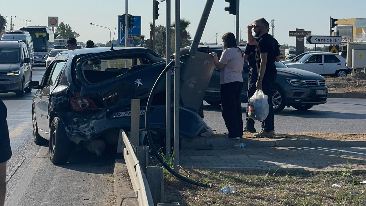 Antalya'da kavşakta hatalı dönüş, kazaya neden oldu
