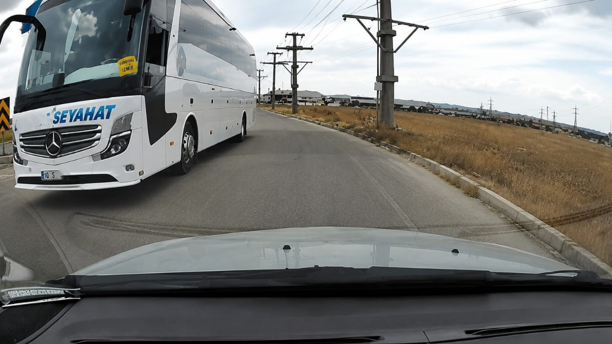 Balıkesir'de ters yönden ilerleyen yolcu otobüsü tepki çekti