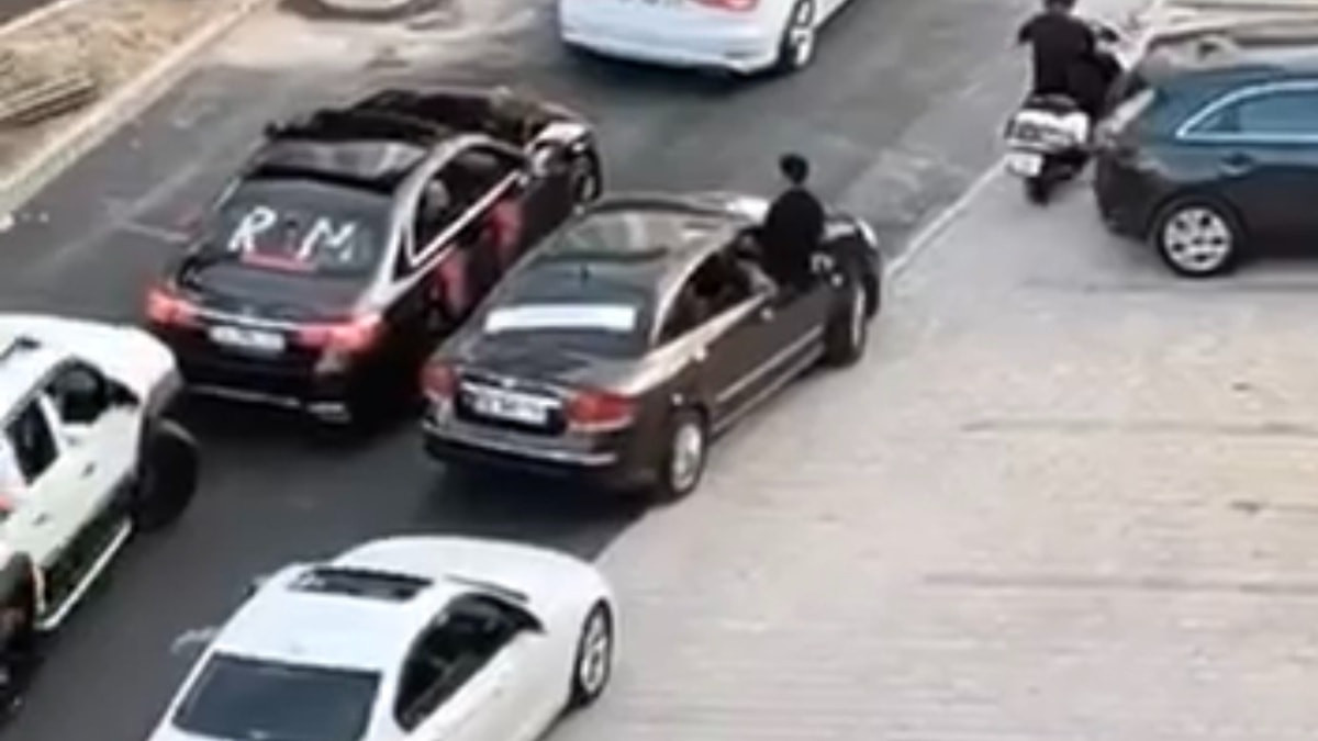 Bursa'da düğün konvoyu yolu trafiğe kapattı