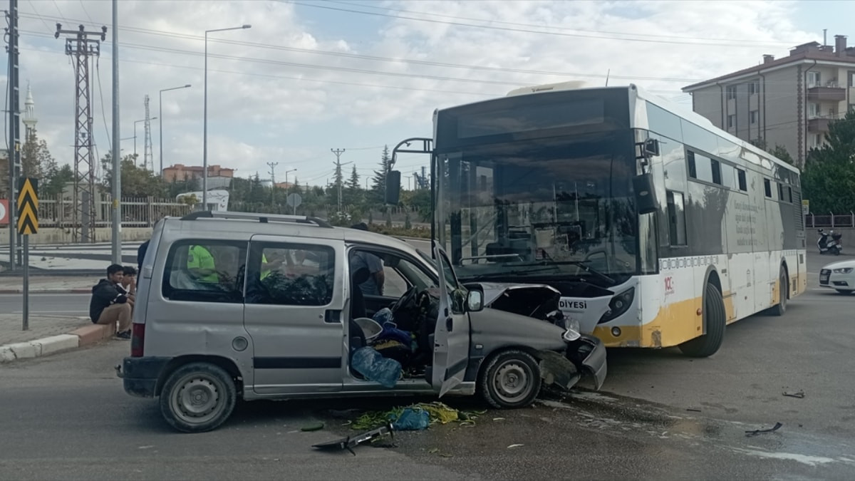 Karaman'da halk otobüsü ile hafif ticari araç çarpıştı: 5 yaralı