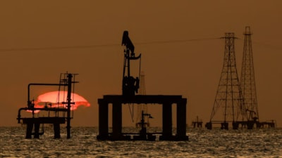 ABD-Venezuela petrol anlaşmasının detayları: Pentagon'un ortak olduğu şirket ülke petrolünü 100 yıl işletecek