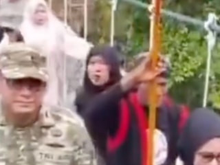 Endonezya'da köprü açılışı beklenmedik sonlandı: Çöktü