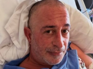 Taburcu olan Cem Yılmaz ailesiyle buluştu