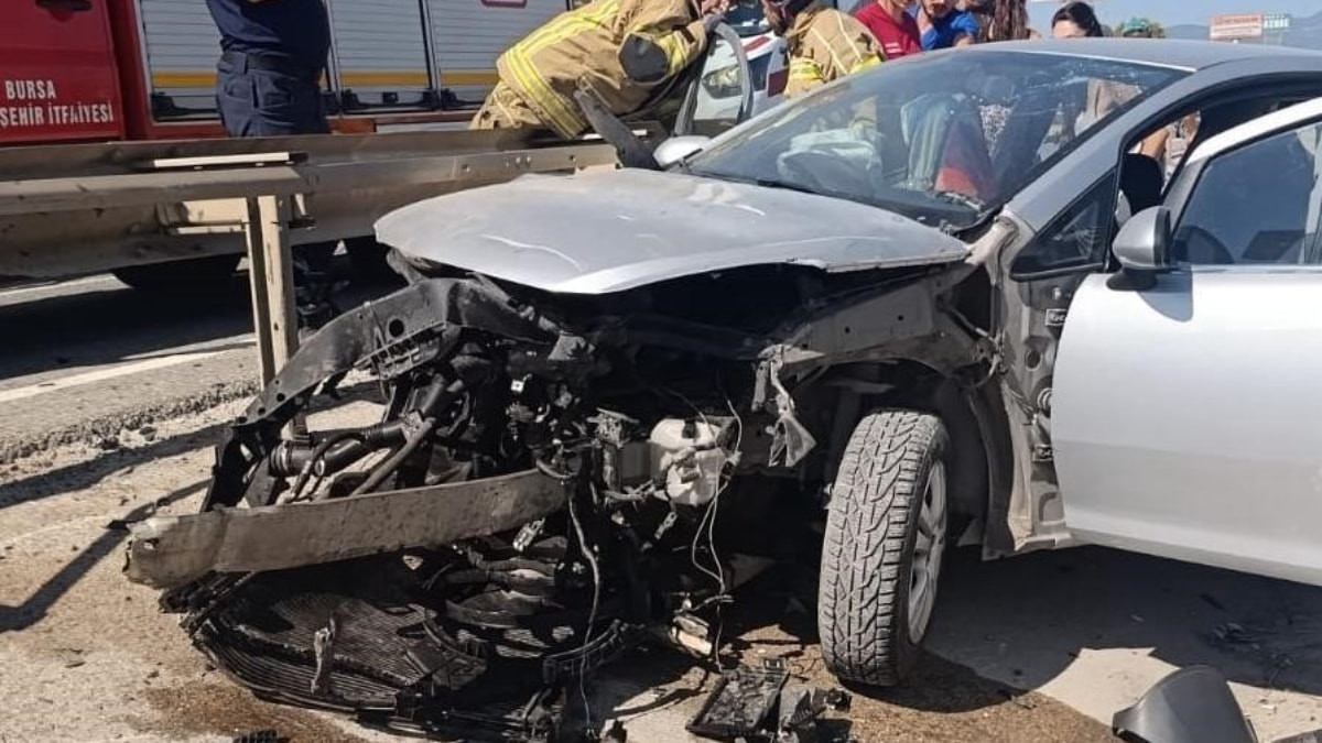 Bursa’da kontrolden çıkan otomobil bariyerleri aşıp refüje daldı: 3 yaralı