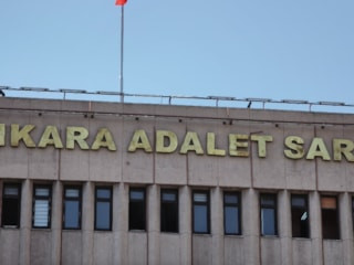 Eski Bakan İdris Naim Şahin'e yurt dışı çıkış yasağı getirildi
