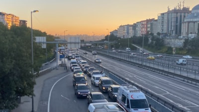 İstanbul'da arızalanan tanker E5'te trafiğini durma noktasına getirdi