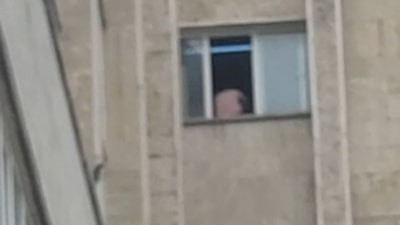 Samsun'da 9. kattaki cama çıkan şahsı polis ekipleri ikna etti