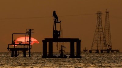 Savaş çanları çalarken bir kez daha brent petrol yükseldi altın fiyatları düştü