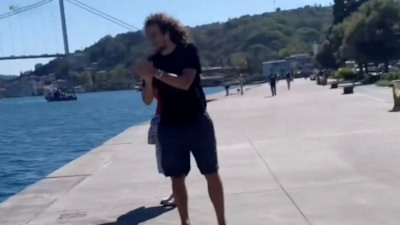 Matteo Guendouzi denize atlayan taraftarı alkışladı