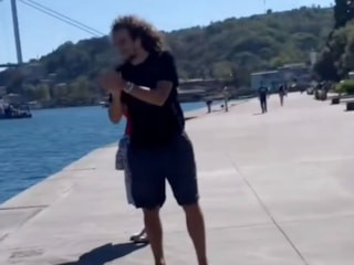 Matteo Guendouzi denize atlayan taraftarı alkışladı