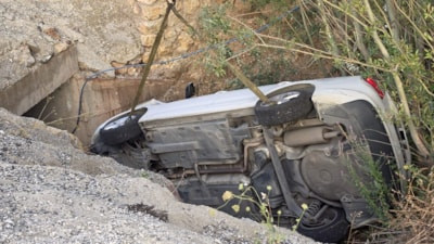 Erzurum'da sürücüsü fenalaşan otomobil menfezin girişine düştü: 3 yaralı
