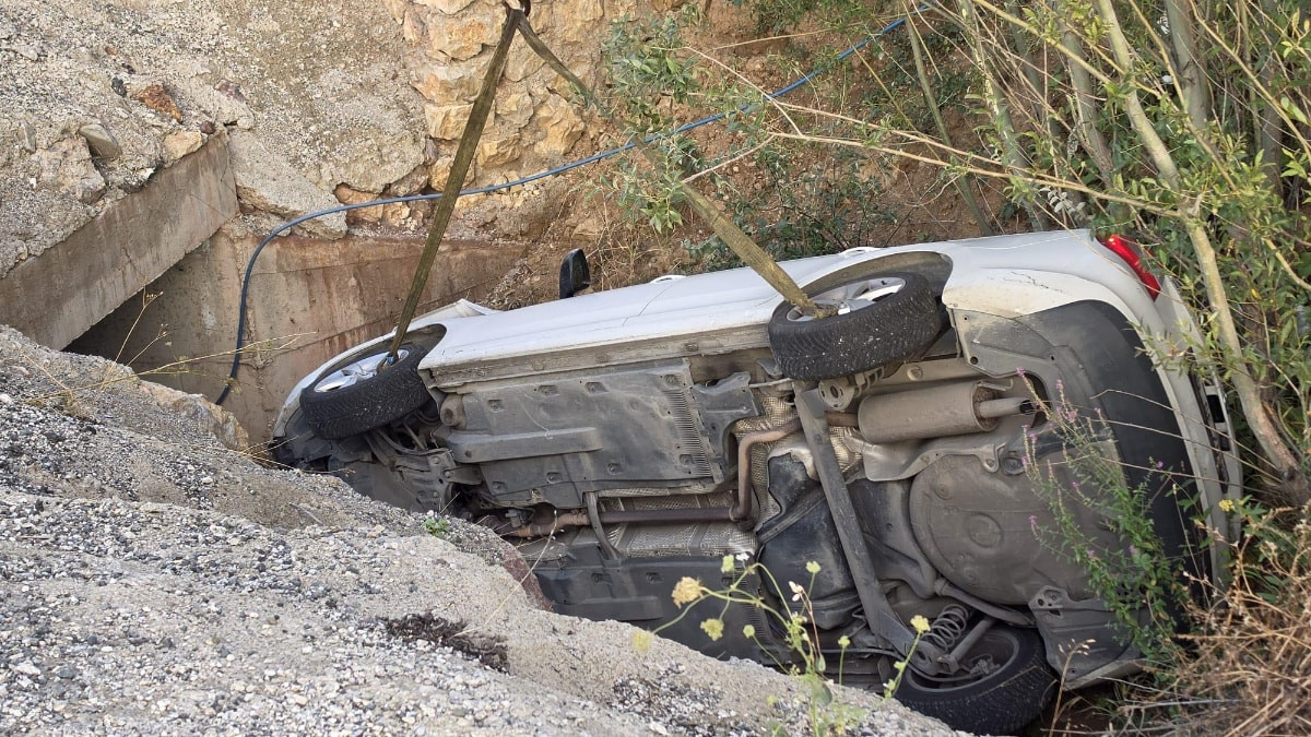 Erzurum'da sürücüsü fenalaşan otomobil menfezin girişine düştü: 3 yaralı