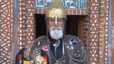Sultan Alparslan'ın kıyafetleriyle 60 ili gezdi, Sivas'ta gençlere Malazgirt'i anlattı