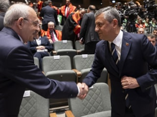 Kemal Kılıçdaroğlu ile Özgür Özel programda tokalaştı