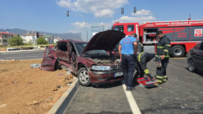 Gaziantep'te iki otomobilin çarpıştığı kazada 5 kişi yaralandı