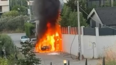 Bursa'da park halindeki elektrikli araç alev alev yandı