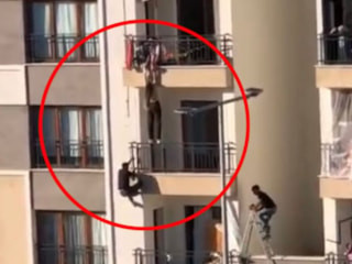 Diyarbakır'da genç kız balkonda asılı kaldı: Korkulukları tırmanarak kurtardı