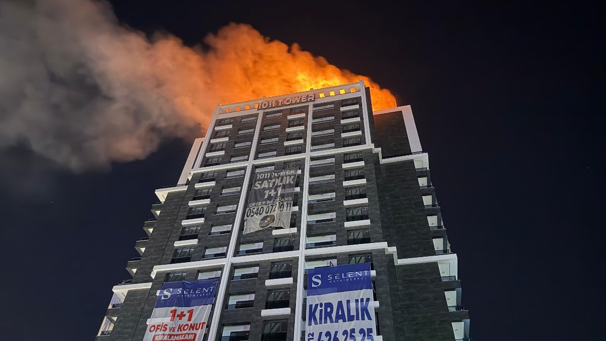 Ankara'da bir binanın çatısında yangın çıktı