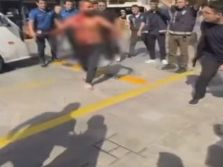 İstanbul'da kendini yaralayıp bıçakla polislerin üzerine yürüdü
