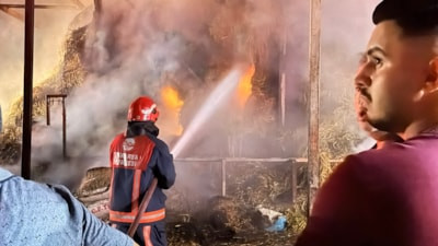 Sakarya'da samanlık alev alev yandı, 4 kişi dumandan etkilendi