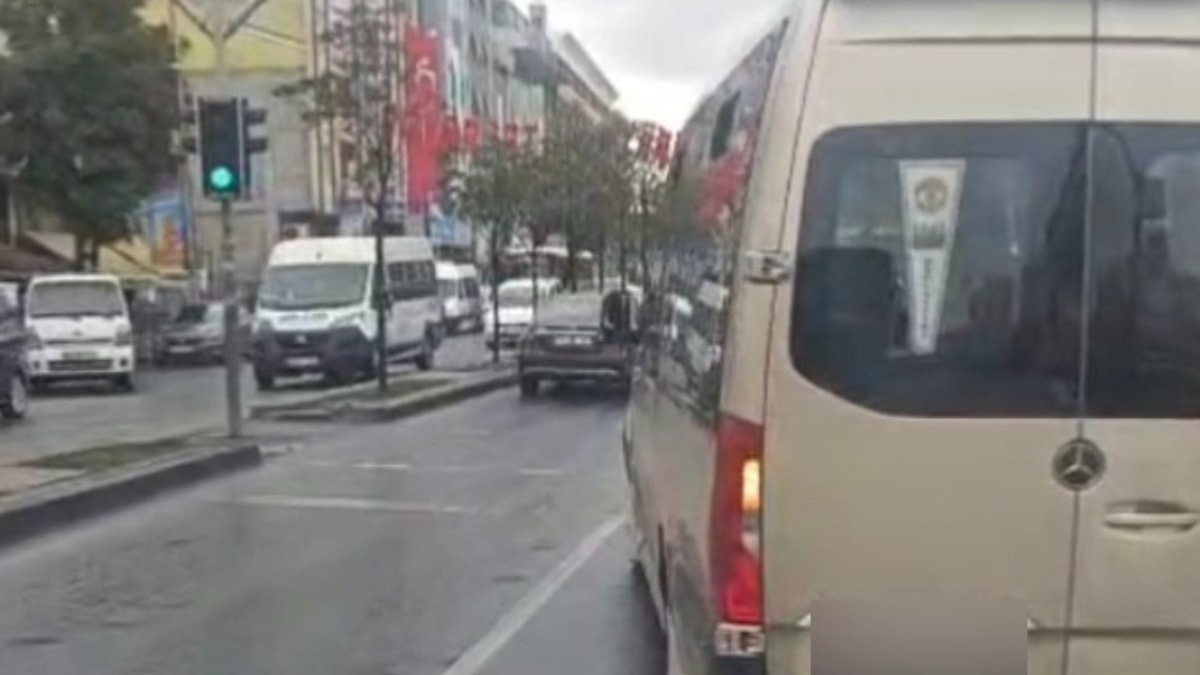 İstanbul'da dolmuş şoförü önünü kestiği İETT otobüsünün ilerlemesini engelledi