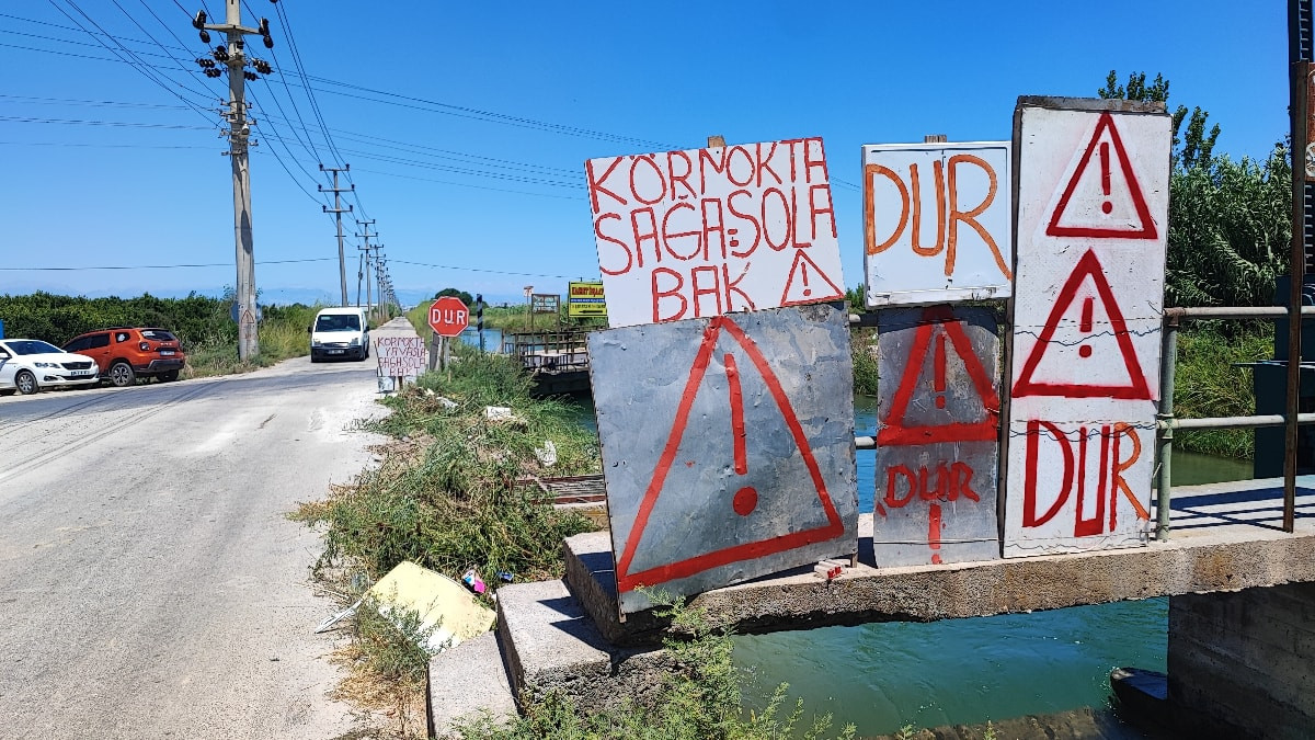 Adana'da kazaların yaşandığı yola vatandaş kendi imkanlarıyla uyarı levhası yaptı