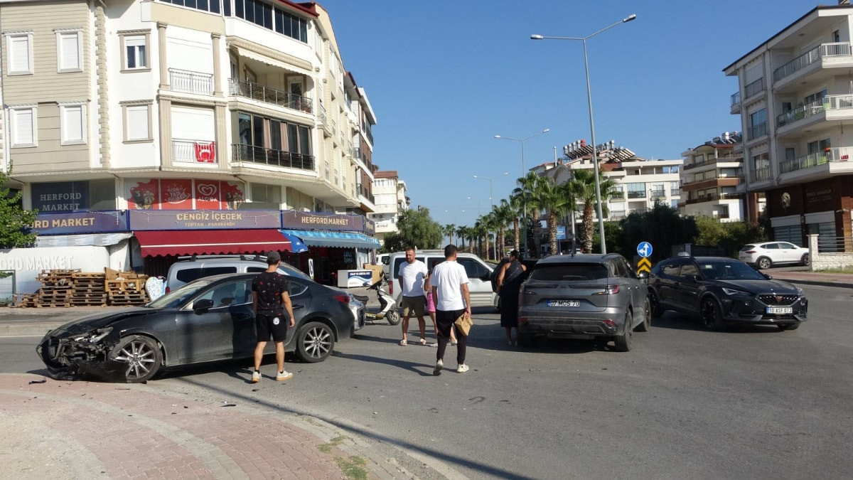Antalya'da kavşakta duran otomobil, zincirleme kazaya neden oldu