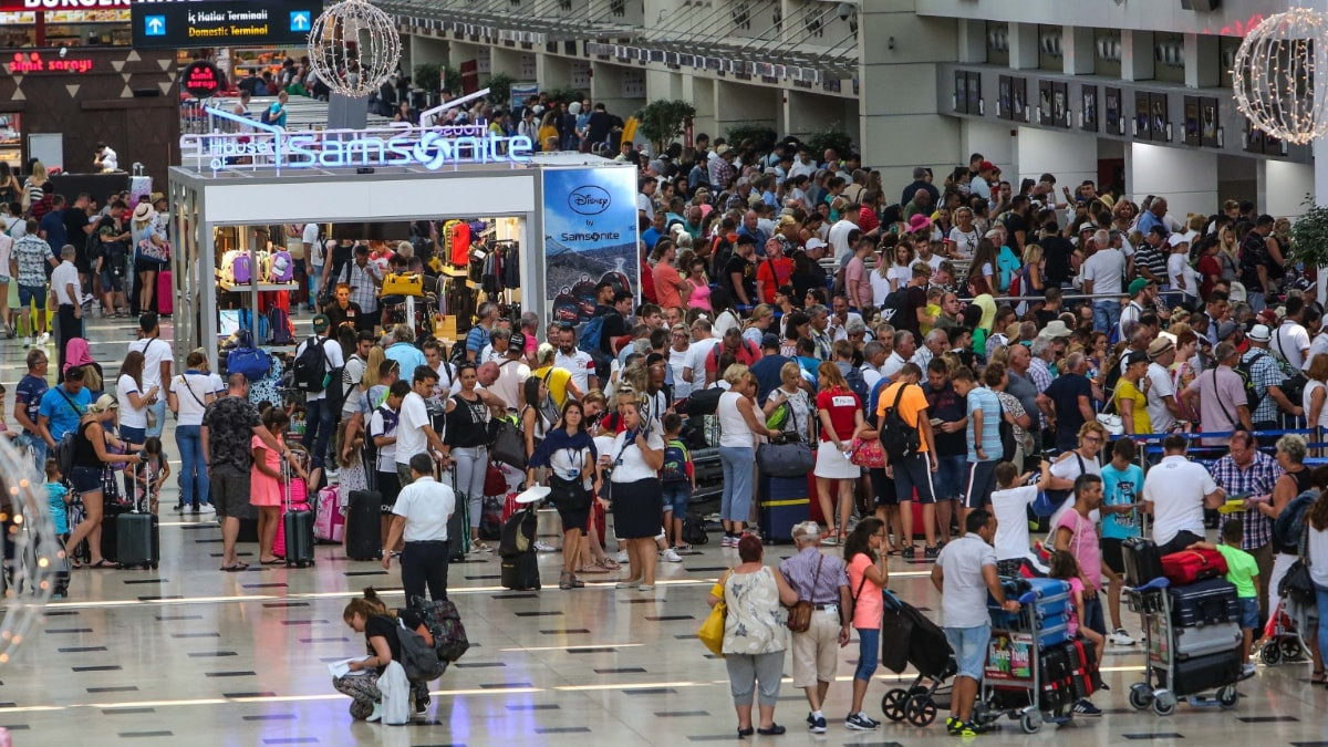 Antalya'ya 8 ayda 11 milyon turist geldi: Rus ve Almanların payı dikkat çekti