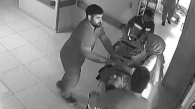 Kahramanmaraş'ta kalbi iki kez duran hasta, doktoruna çiçekle teşekkür etti