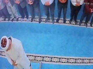 Erzurum'da namaz esnasında gelen kediyi tekmeleyen şahsa tepki yağdı: Gözaltına alındı