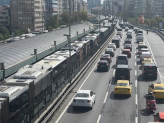 İstanbul'da arızalanan metrobüs yoğunluğa neden oldu: Vatandaşlar isyan etti