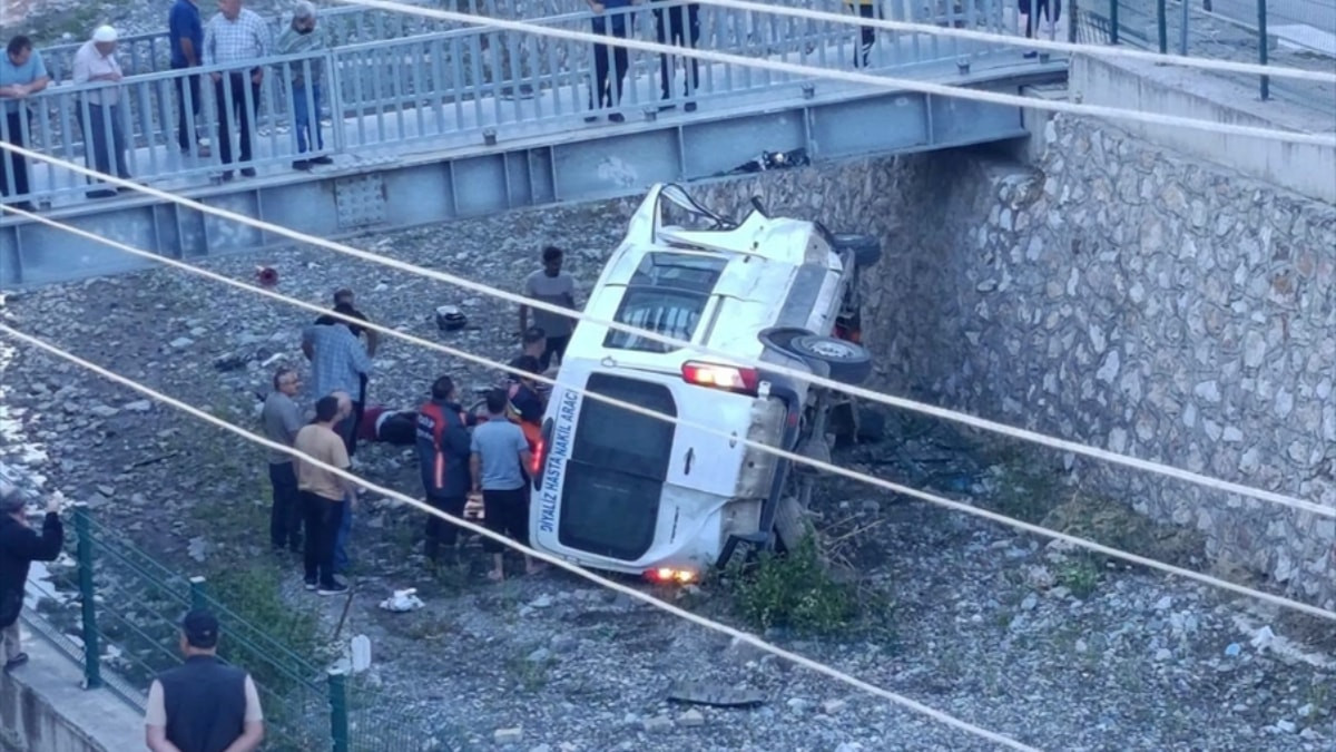 Çorum’da hasta nakil aracı çay yatağına devrildi: 5 yaralı