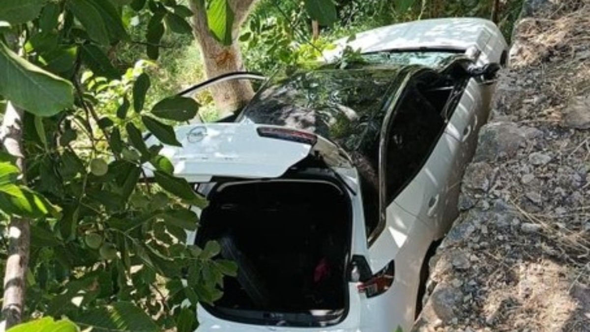 Bitlis'te otomobil bahçeye devrildi: 8 yaralı