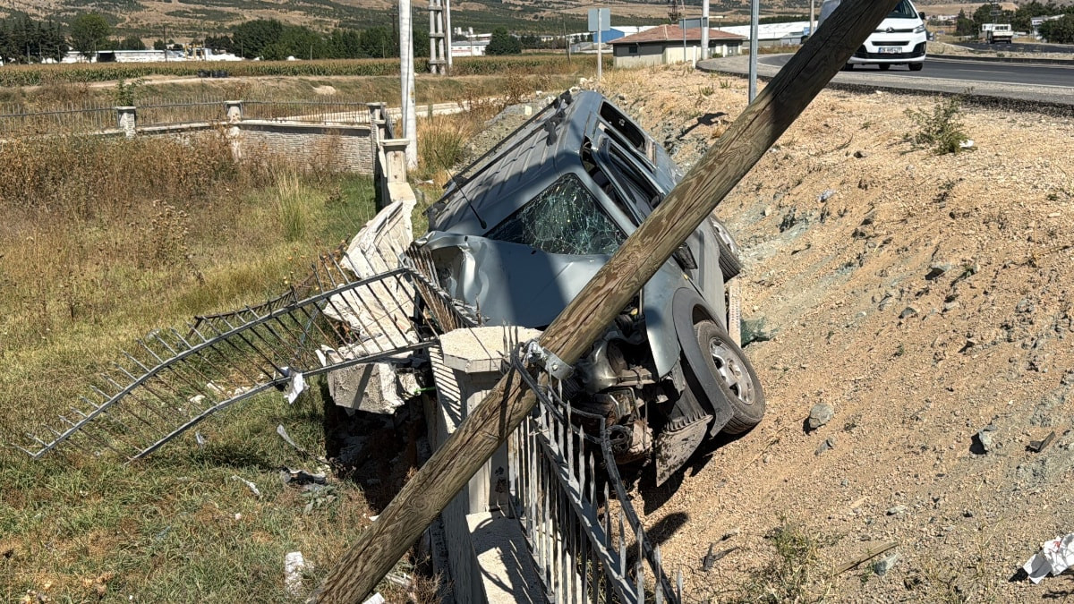 Eskişehir'de virajı alamayan araç devrildi: 1'i ağır 3 yaralı