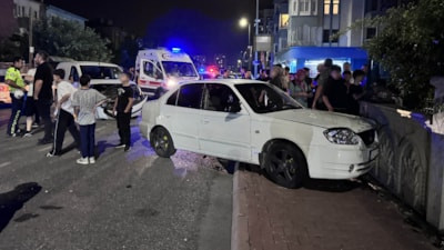 Kayseri'de ticari araçla çarpışan otomobil bina duvarına çarptı