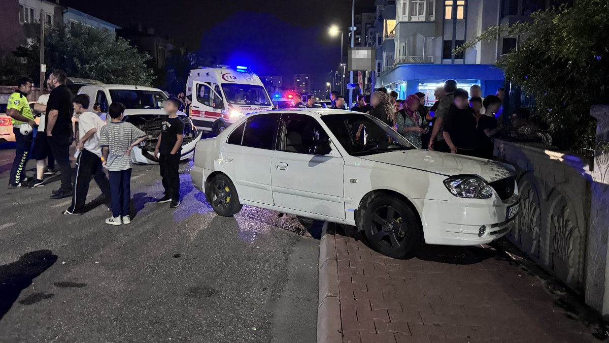 Kayseri'de ticari araçla çarpışan otomobil bina duvarına çarptı