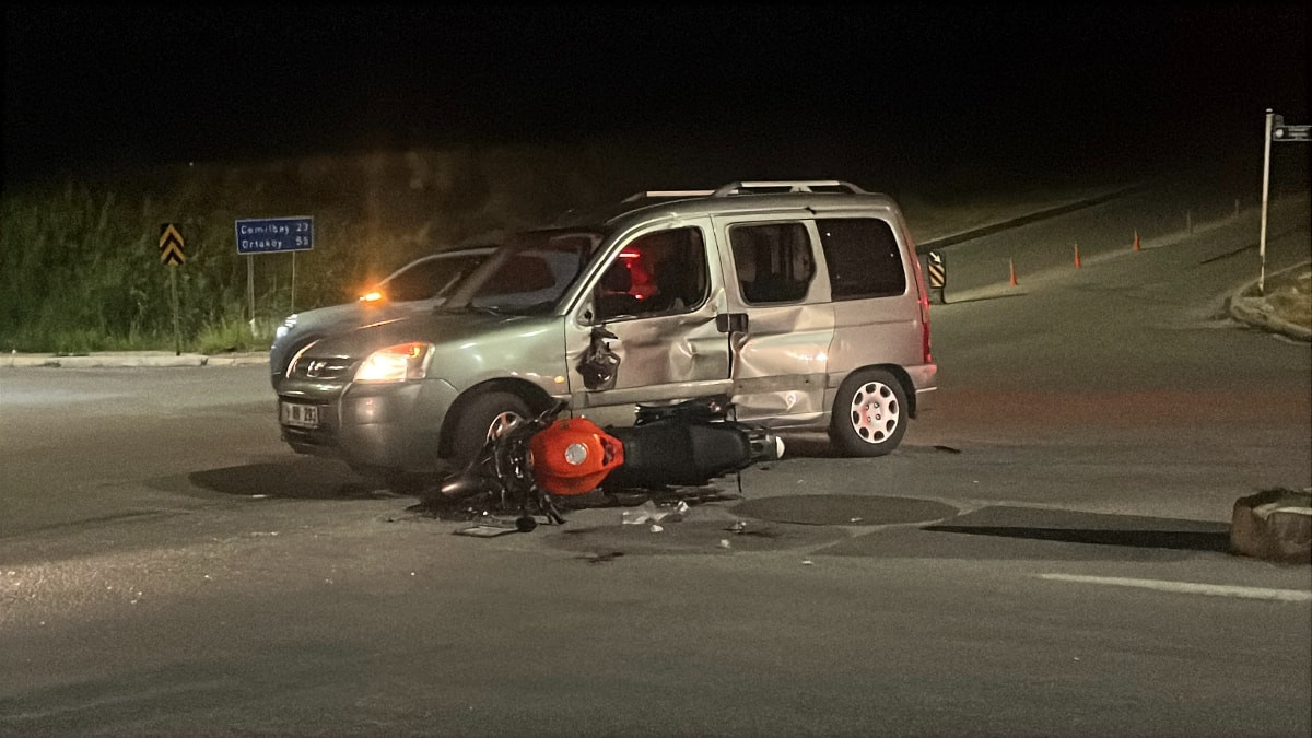Çorum'da motosiklet ile otomobil çarpıştı: 3 yaralı