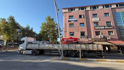 Erzincan’da tırın dorsesi aydınlatma direğine çarptı