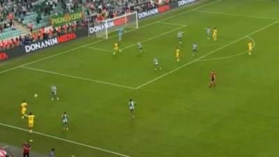 Futbolcular bile inanamadı: Bursaspor-İstanbulspor maçında taçtan ofsayt kararı