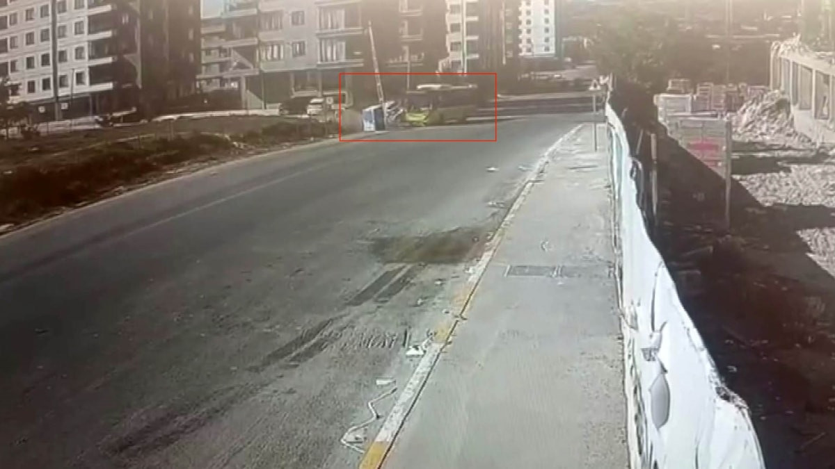 İstanbul'da İETT otobüsü ile otomobil çarpıştı