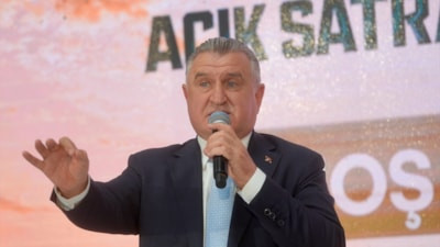 Bakan Bak, Akdeniz Oyunları'nı 111 madalyayla noktalayan milli sporcuları tebrik etti